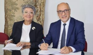 Marigen Hornkohl rectora Universidad Miguel de Cervantes junto a Jorge Silva Merino, Presidente del Directorio de Administración y Finanzas de la Primera Iglesia Metodista Pentecostal de Chile